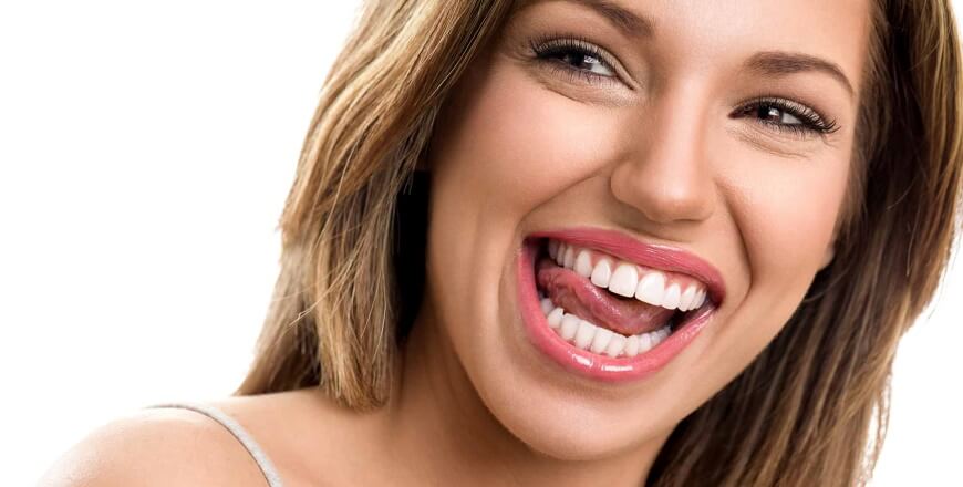 красивая улыбка: отбеливать или не отбеливать зубы